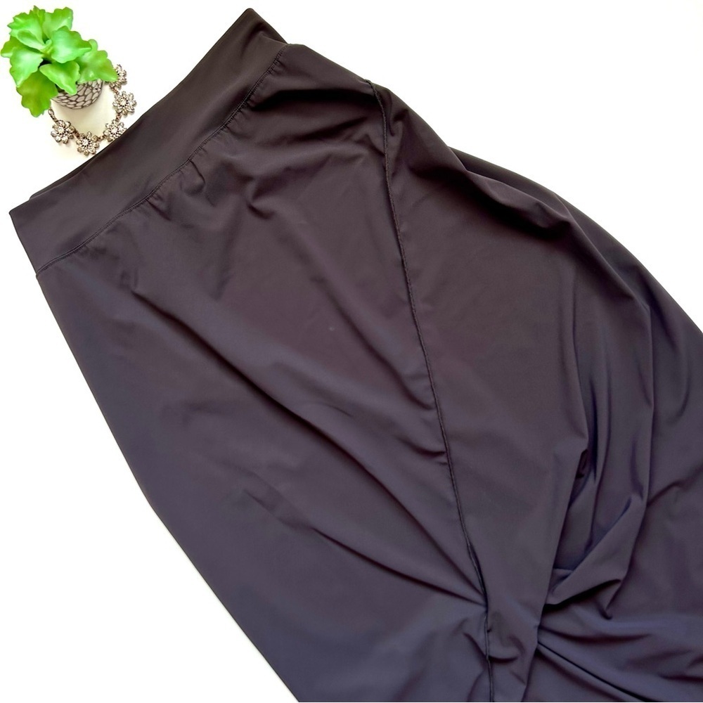 Sleek Black Midi Skirt with Stretch Waistband